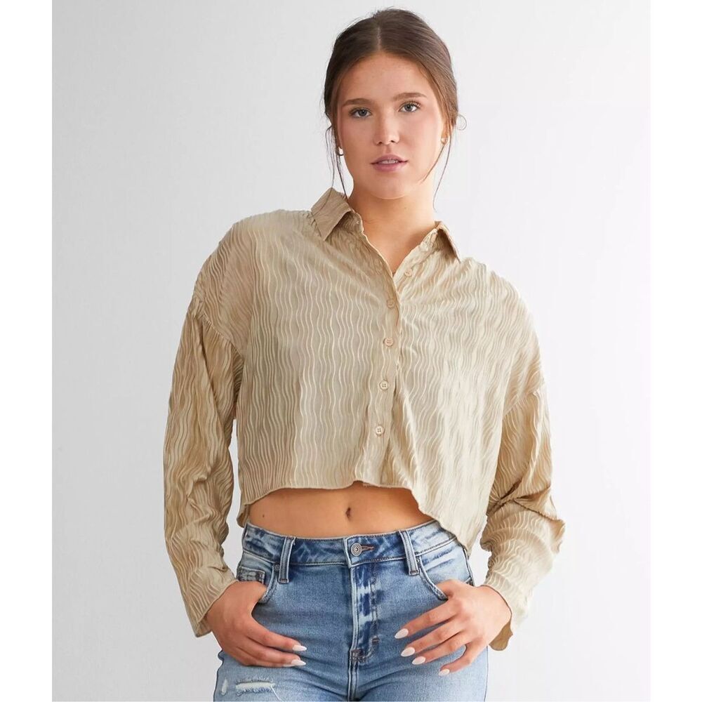 Blue Blush Beige Crinkled Cropped Button-Up with Black Crop Tank - Picture 4 of 7